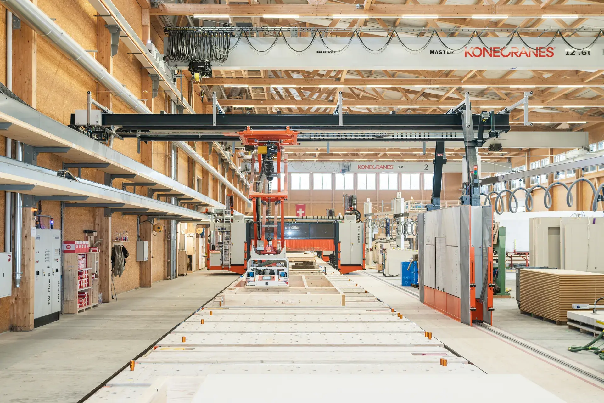 Verarbeiter bringt isofloc Zellulosedämmung mit Einblasdüse in ein vorgefertigtes Holzbauteil ein