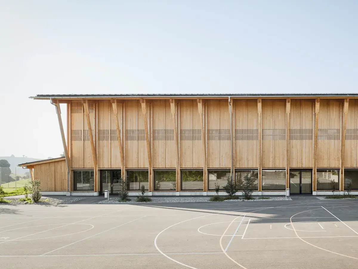 Doppelturnhalle Feltschen in Biglen mit Holzfassade